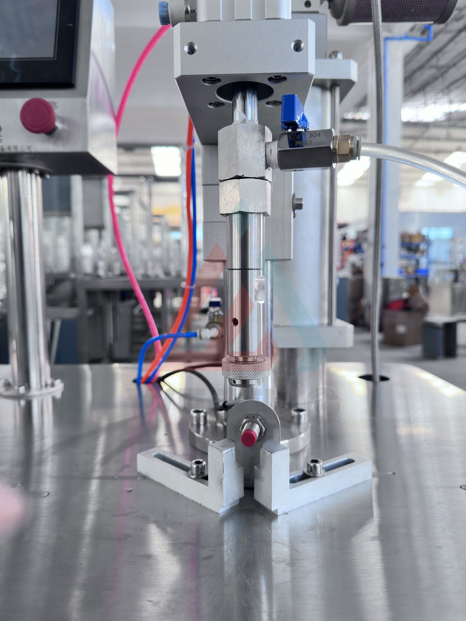 WJERZ-150 Полуавтоматическая машина для наполнения и герметизации аэрозольных баллончиков, предназначенная для производства перцовых аэрозольных баллончиков.