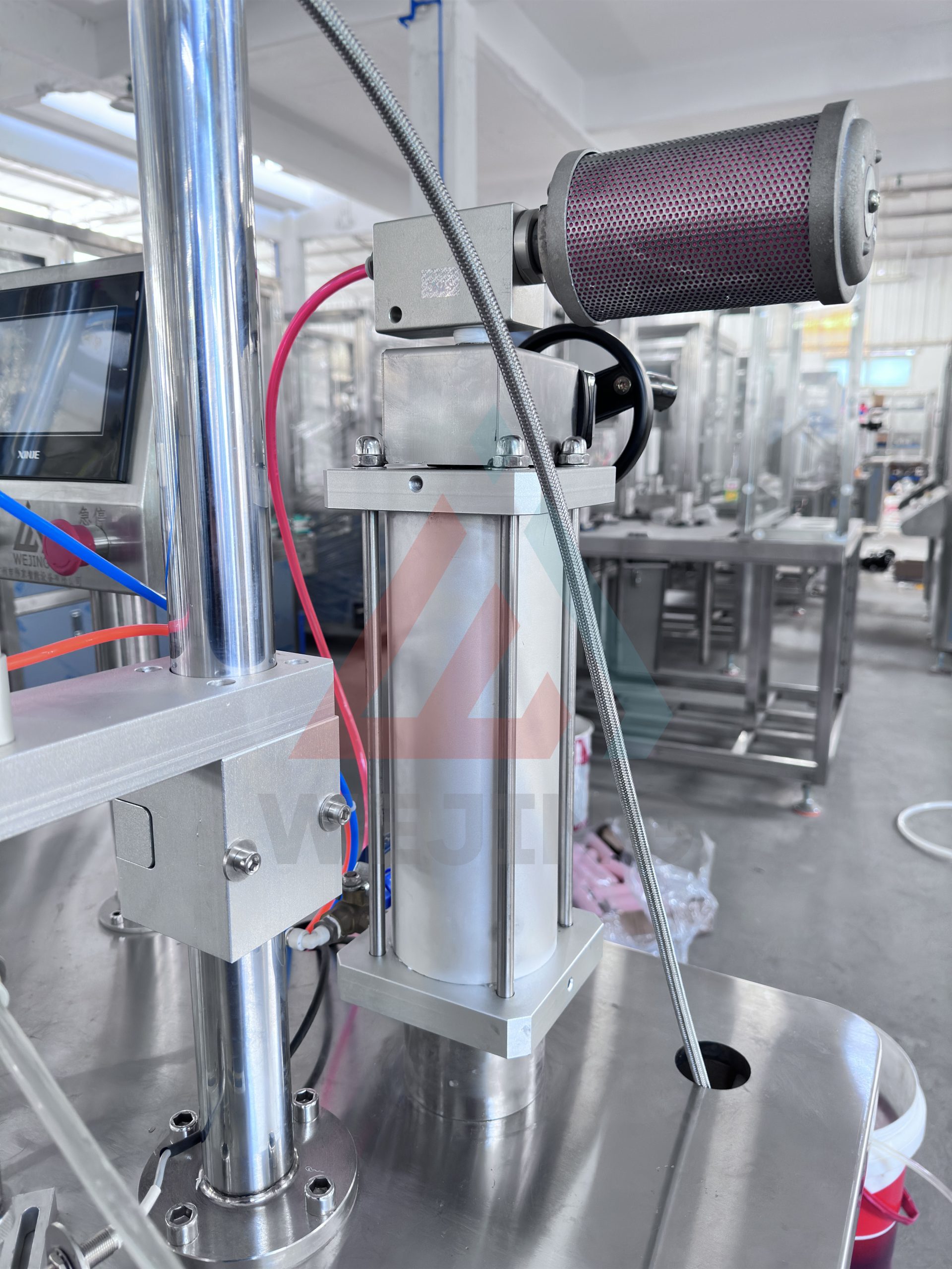 WJERZ-150 Полуавтоматическая машина для наполнения и герметизации аэрозольных баллончиков, предназначенная для производства перцовых аэрозольных баллончиков.