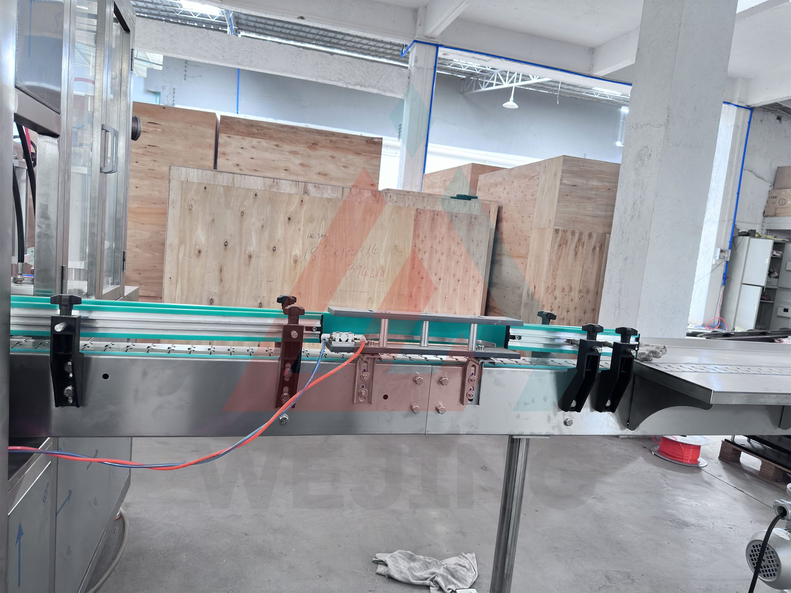 Высокоавтоматизированная пневматическая линия по розливу газа для производства освежителей воздуха.