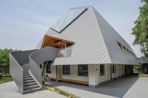 Современная эко-станция с крышей из титан-цинка VMZINC Quartz-Zinc