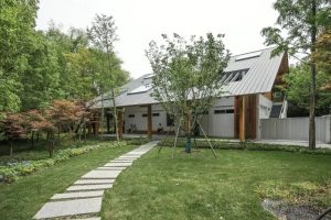 Современная эко-станция с крышей из титан-цинка VMZINC Quartz-Zinc