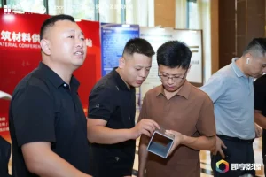 Докладчик Chengdu Titanium-Zinc представляет инновационные кровельные решения из титан-цинка для зеленого строительства