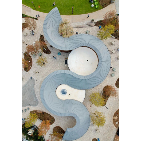 Зарегистрируйтесь в Carry City Centre Park, США, и познакомьтесь с красотой изгибов.