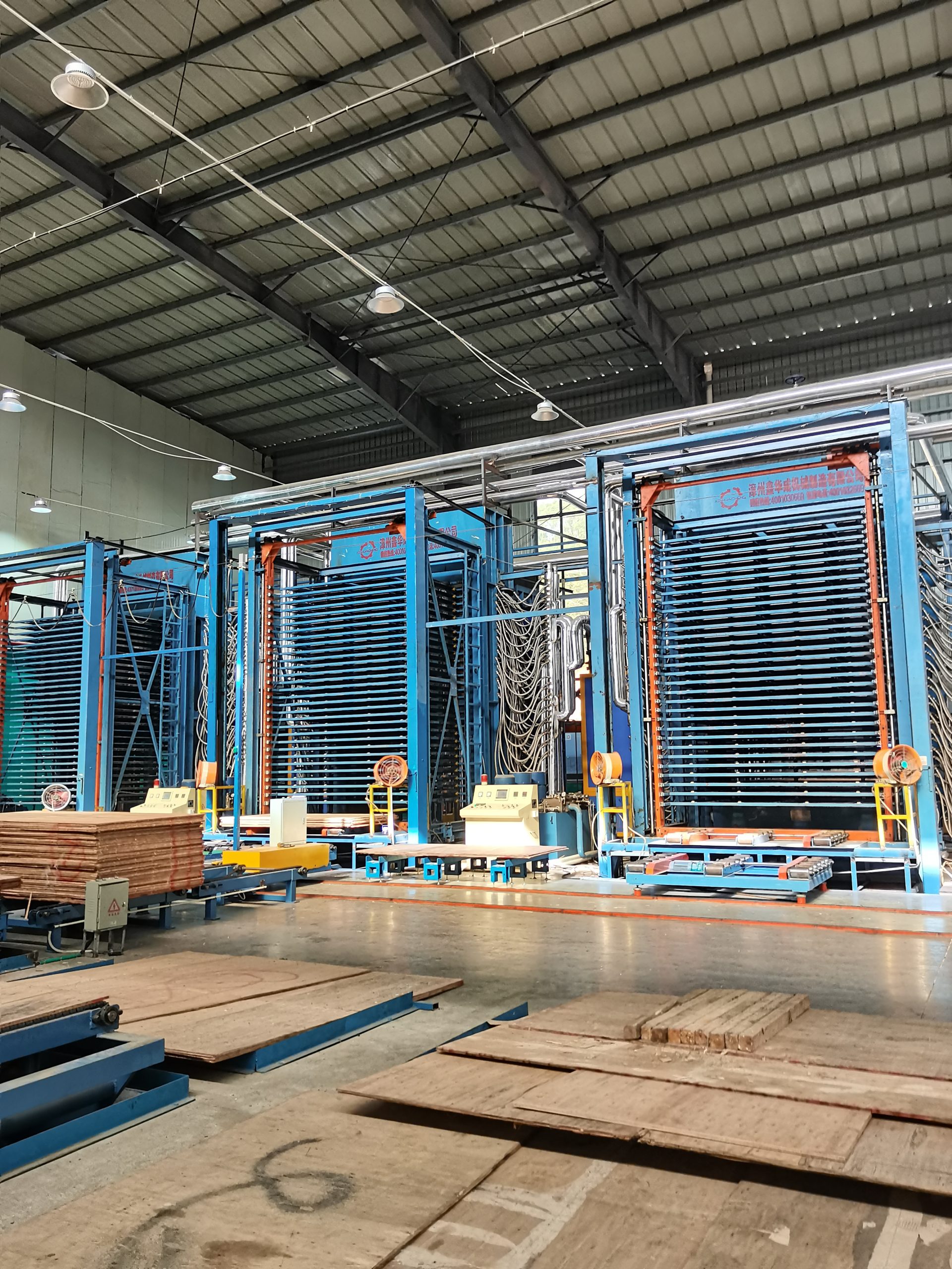 Индонезийский клиент совершает свой второй визит за последнее время.