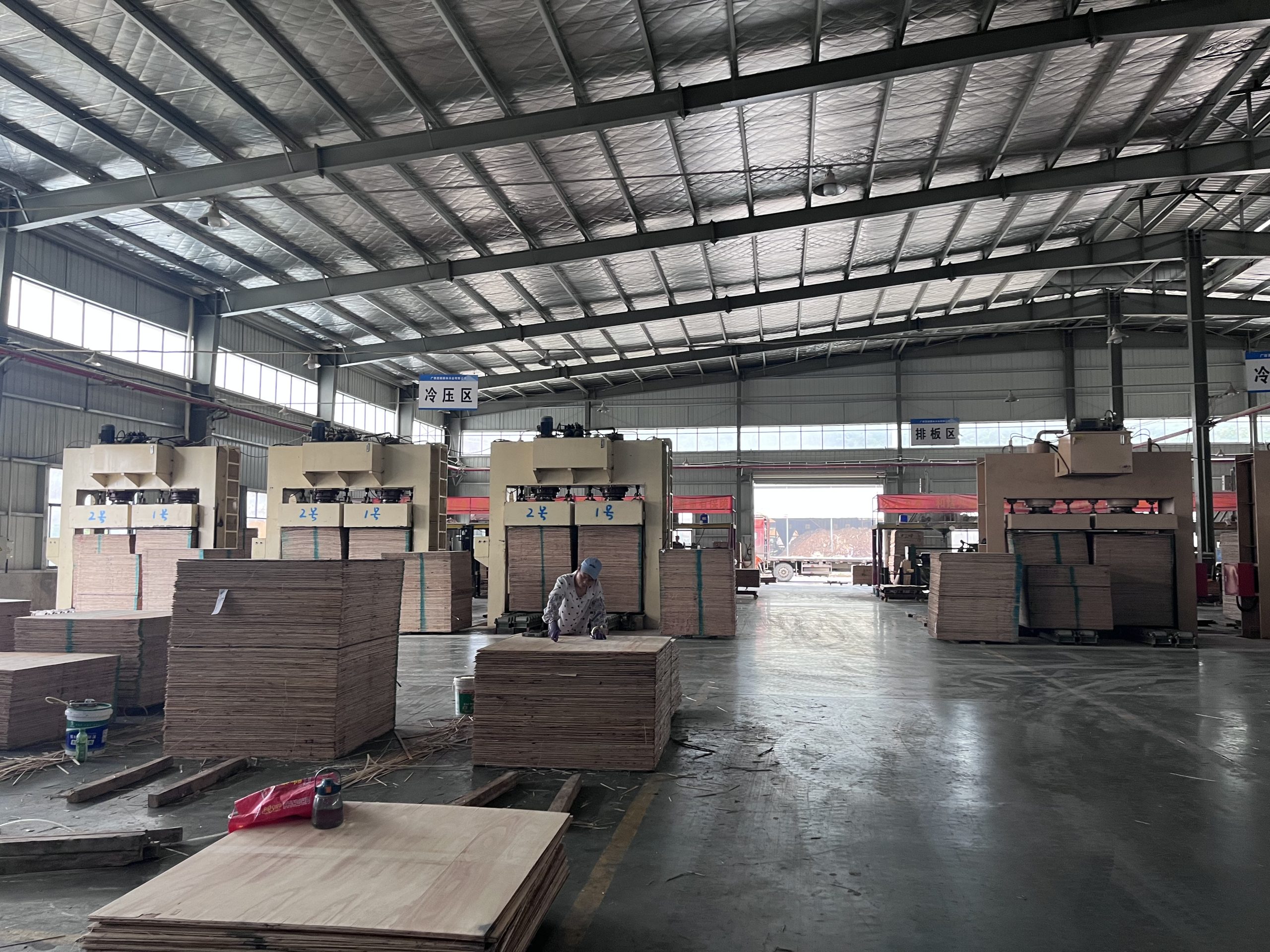 В Индонезии устанавливается 25-й пресс для горячего вскрытия окон.