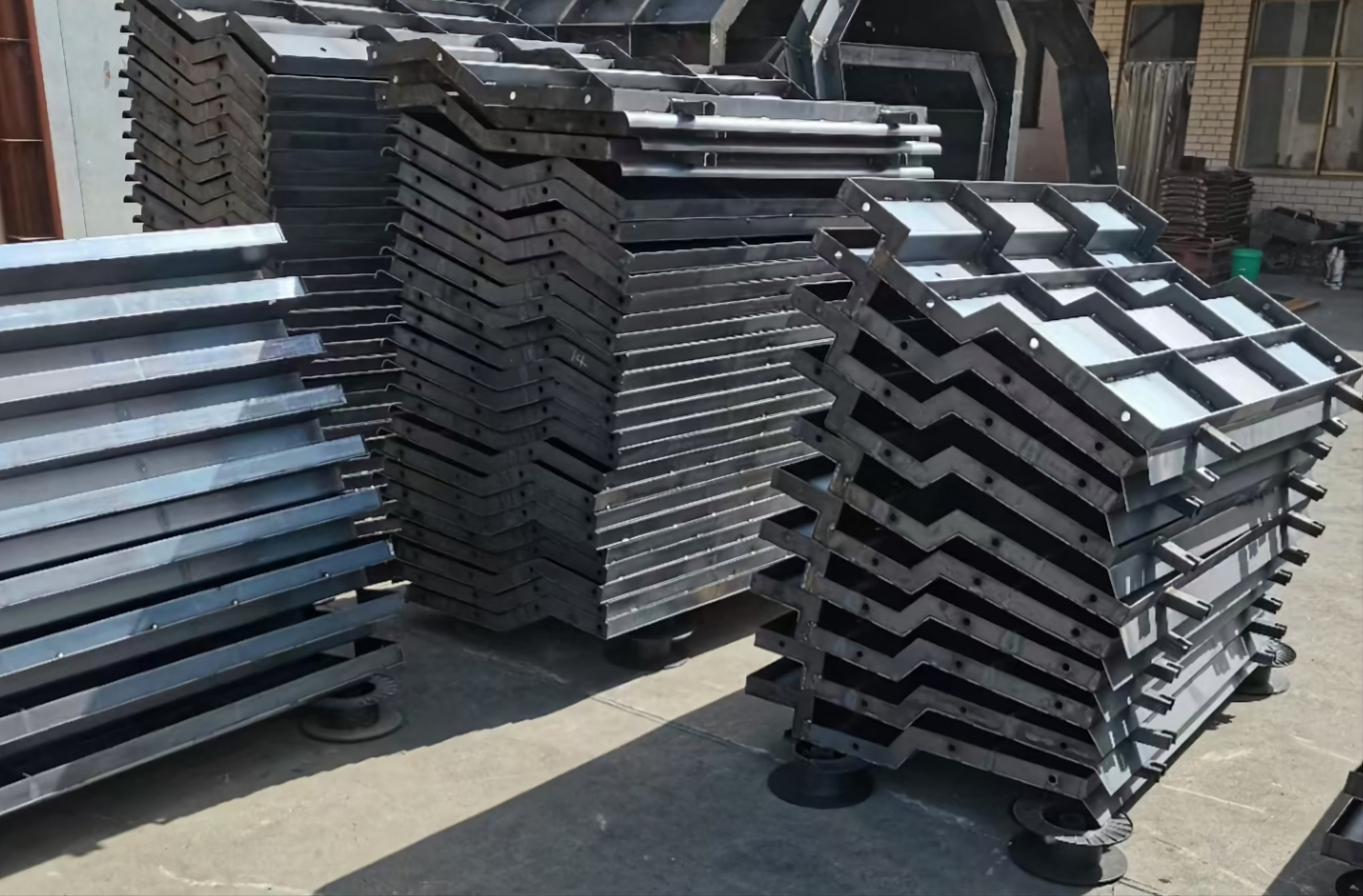 Синьцзянский завод «Сицзянь» по производству стальных опалубок, опираясь на преимущества в качестве и цене, успешно осваивает рынок пяти стран Центральной Азии