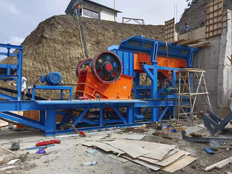 Мобильная дробильная станция способна перерабатывать 100 тонн мусора в час, превращая строительные отходы в экологически чистые стройматериалы.