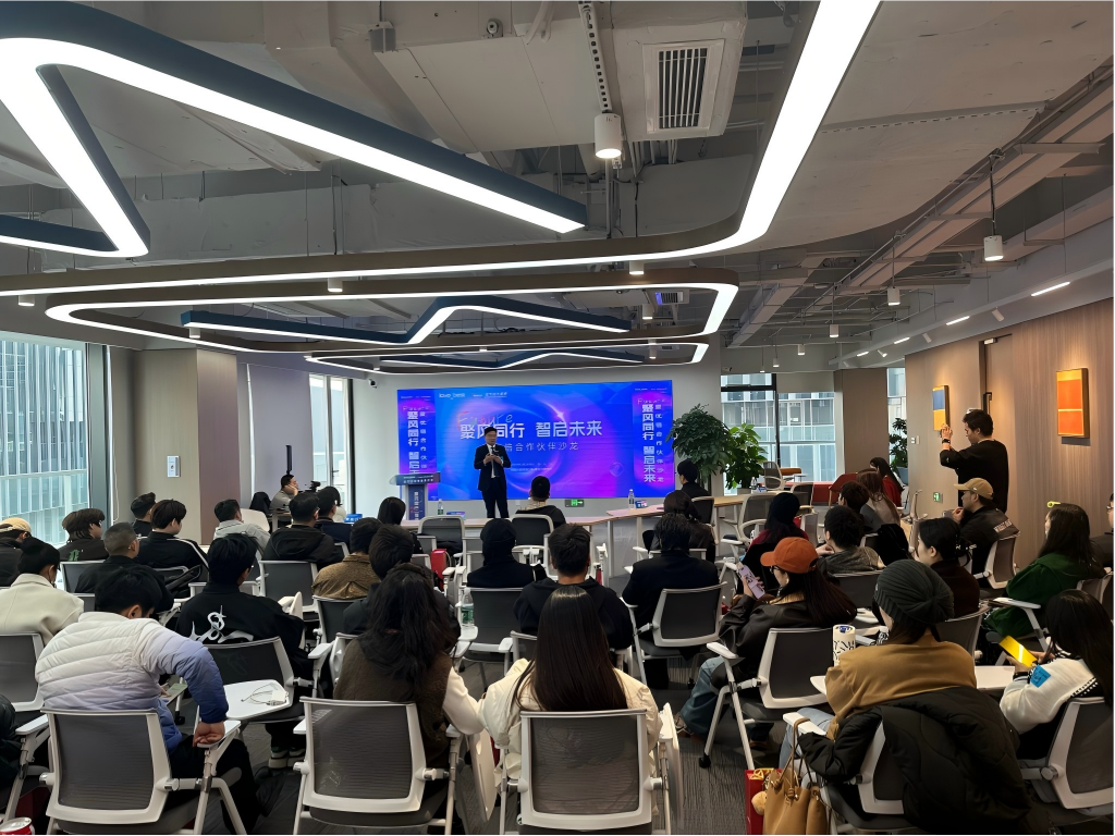 Салон новых продуктов компании Aiyoubei Technology в Сучжоу успешно завершился, а инновационный многофункциональный инструмент для укладки волос «3 в 1» вызвал восторг у посетителей.2