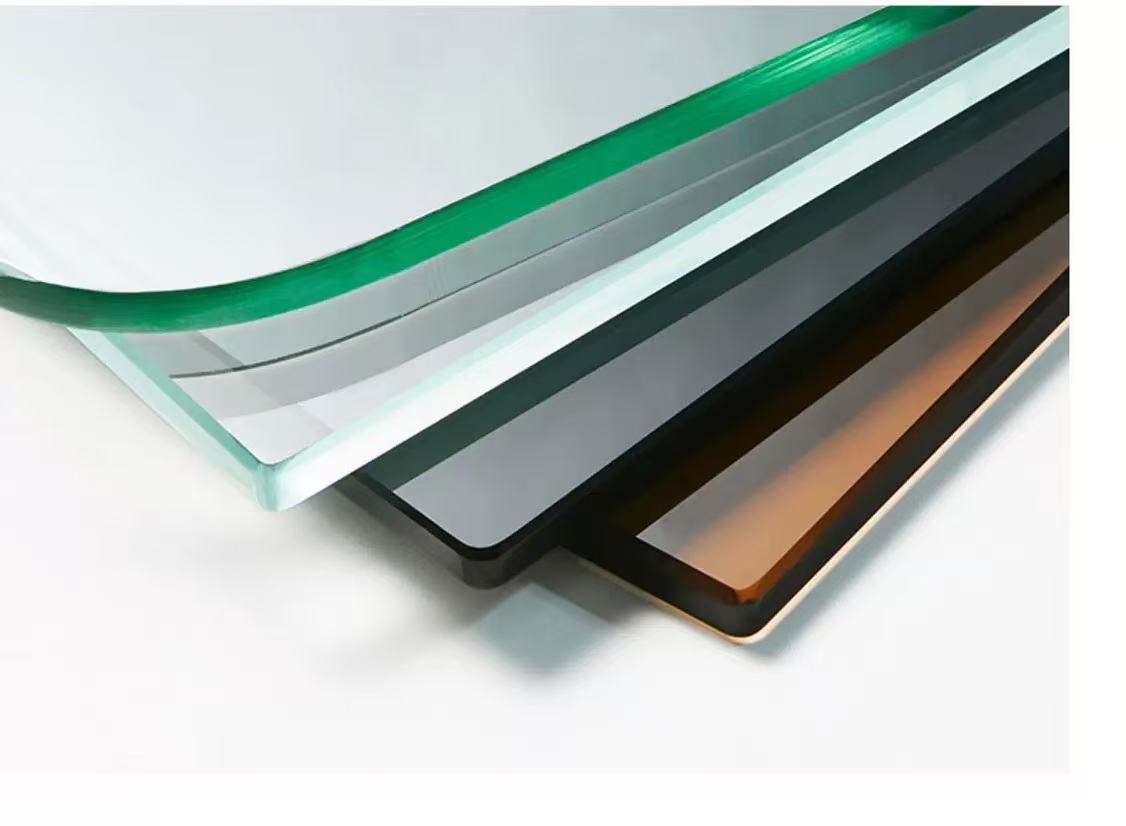 закаленное стекло способствует обновлению окон и дверей, становясь эталоном качества в области безопасности и прозрачности