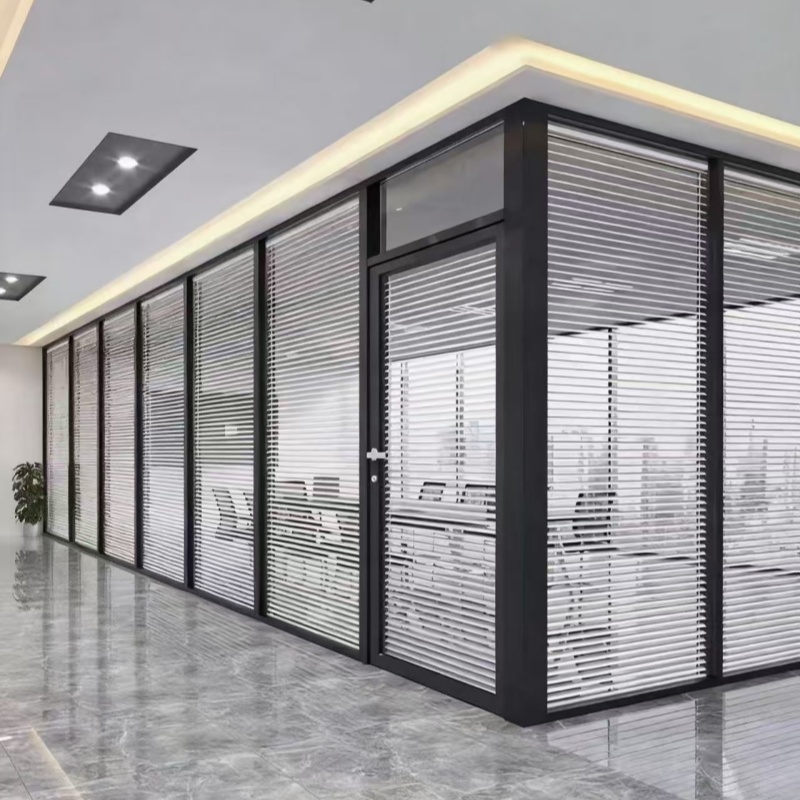Стеклянная перегородка со встроенными жалюзи