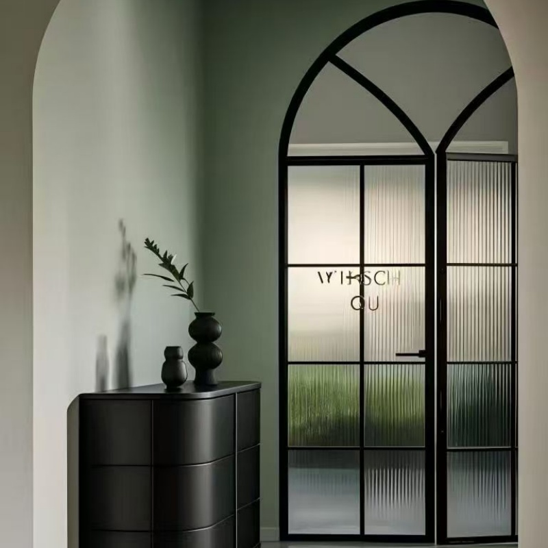 Арочная одностворчатая стеклянная дверь