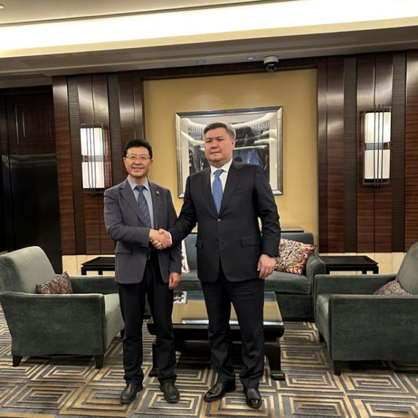 Председатель совета директоров компании «Кайлонг Чистая энергия» встретился с председателем совета директоров компании «КазМунайГаз»