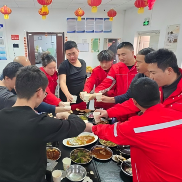 Теплое сердце в канун Нового года Любовь наполняет Праздник фонарей — дань уважения тем, кто стойко стоит на передовой, следуя за светом