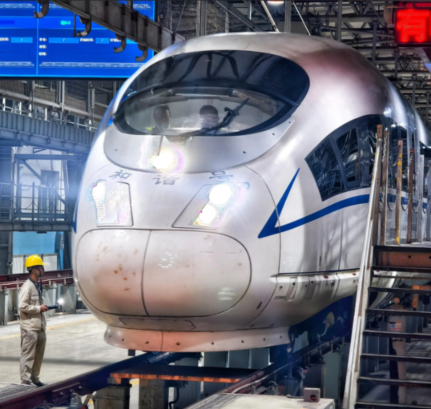 От истоков в оборонной промышленности к низкоуглеродной трансформации: расшифровка эволюции высококачественного развития промышленного алюминиевого профиля