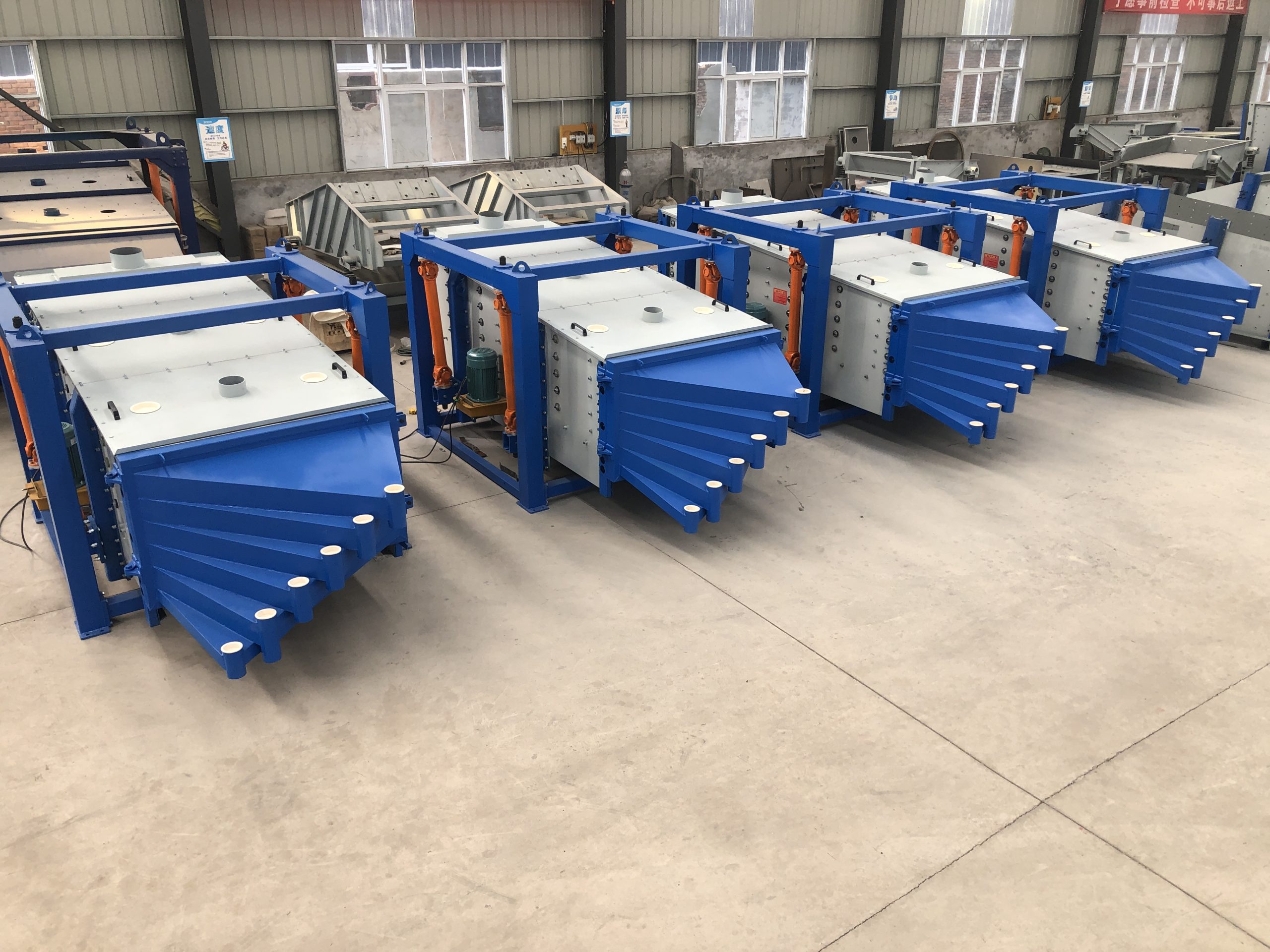 Эффективный старт! Компания Zhongyu Machinery отгрузила партию квадратных колебательных грохотов, чтобы помочь клиентам по всему миру повысить качество и эффективность
