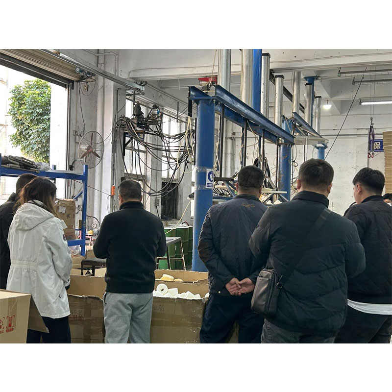 Высокое качество! Казахстанские клиенты провели выездную инспекцию цеха по производству резервуаров для воды под давлением с замкнутым контуром производства компании Hengrui Energy