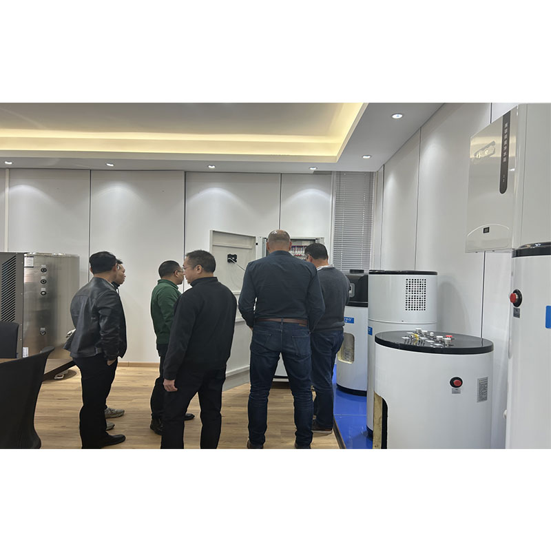 Польские клиенты посетили компанию Dongguan Hengrui Energy для ознакомления с производственными возможностями