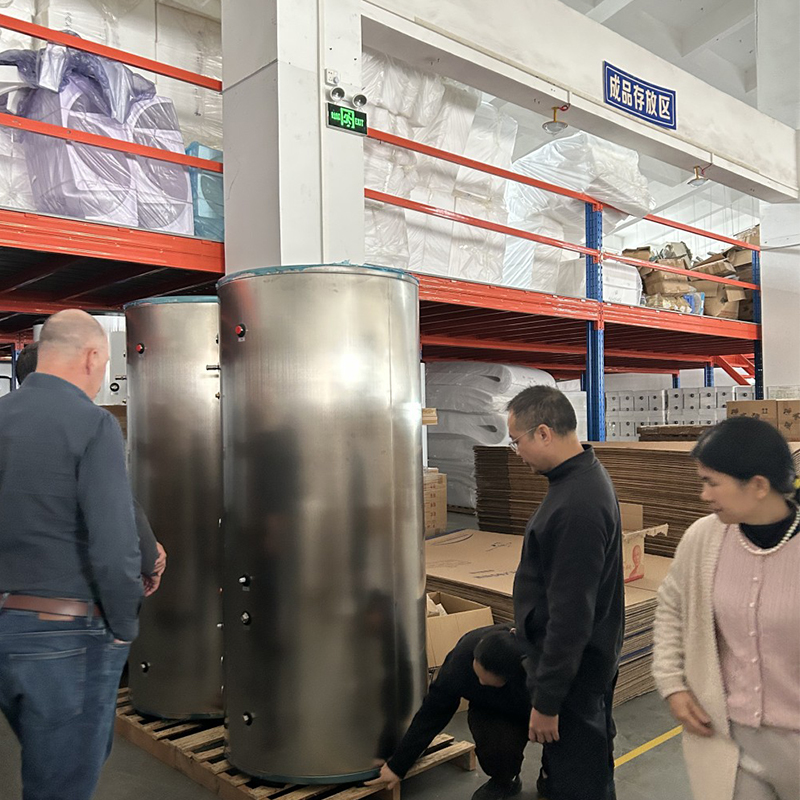 Испанские клиенты посетили производственный цех компании Dongguan Hengrui Energy для осмотра и обмена продукции.