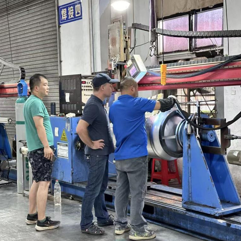 Российские заказчики посетили компанию Dongguan Hengrui Energy Technology Co., Ltd. для осмотра производственного цеха.