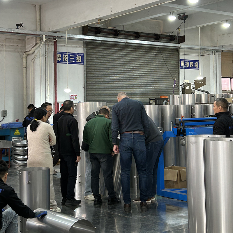 Клиенты из Австралии проводят выездную инспекцию производственного цеха компании Dongguan Hengrui Energy Technology Co., Ltd.