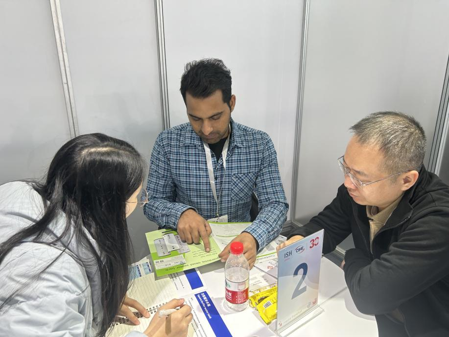 Проверка на заводе подтверждает надежность! Киргизский клиент посетил компанию Dongguan Hengrui Energy (2)