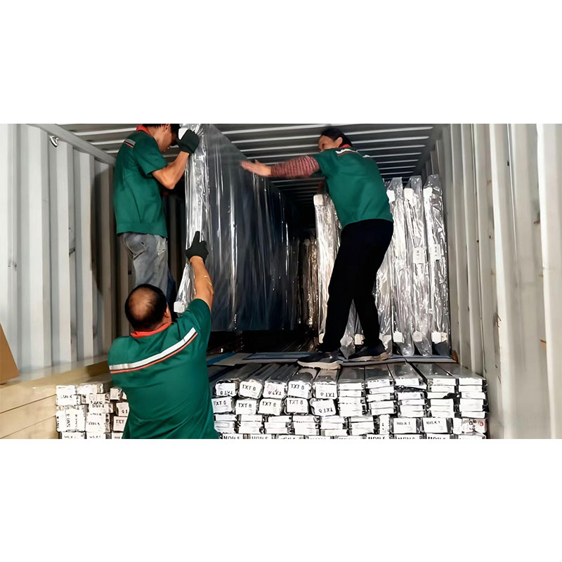 Реальный снимок загрузки экспортного контейнера из алюминиевых профилей/перил GOOMAX