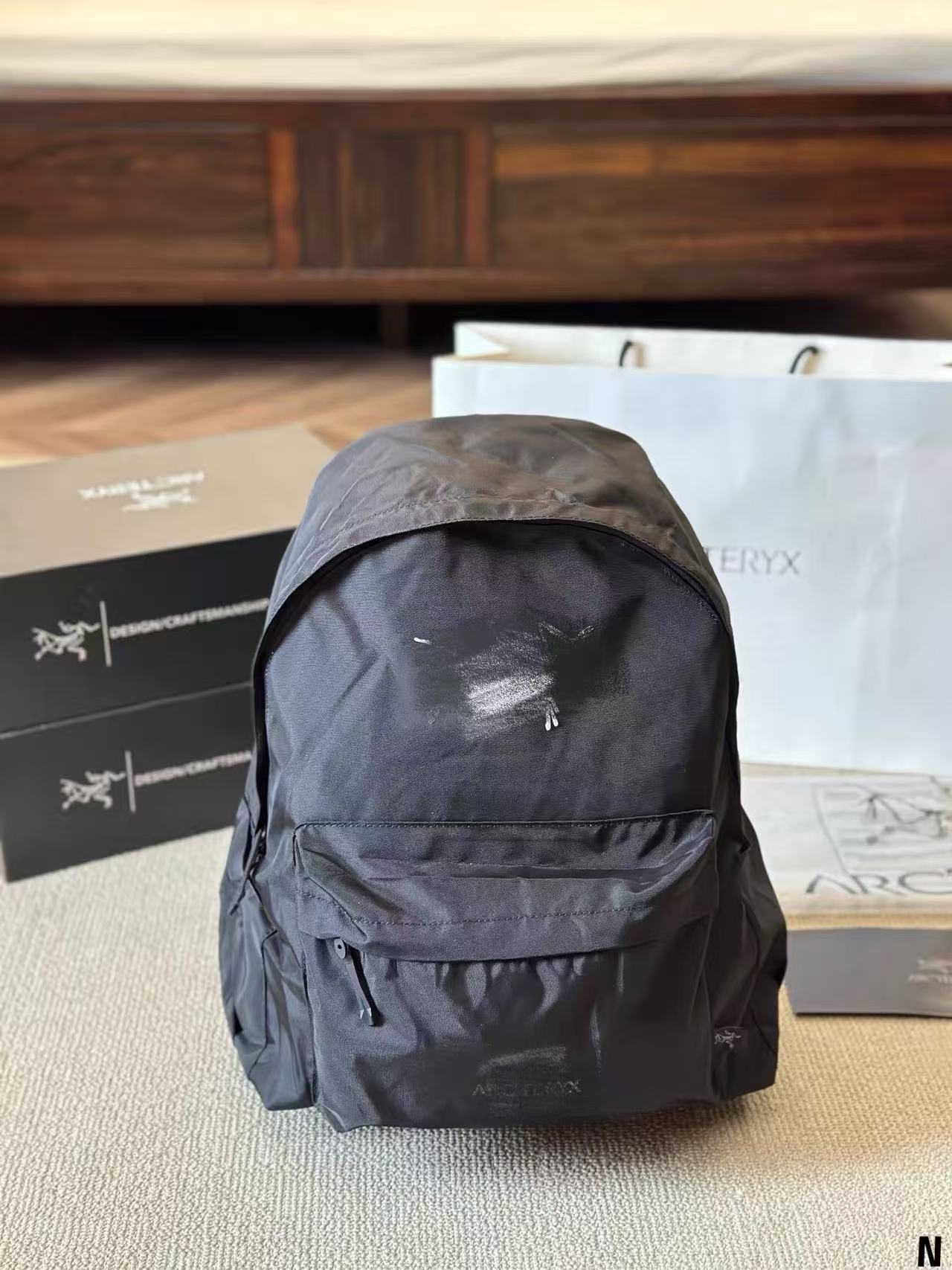 Городской рюкзак для активного отдыха — легкий, с водостойкой отделкой DWR, несколькими отделениями для организации вещей, подходит для поездок на работу и пеших походов.