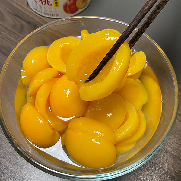 Консервированные дольки жёлтого персика, спелого на солнце – сохраняем летнюю сладость в каждом кусочке