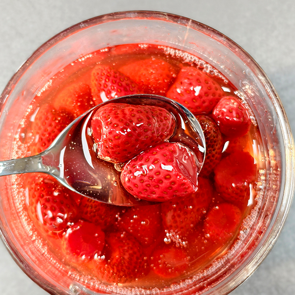 Компания Shenyang Baiquan Food Trading Co., Ltd. выпускает клубнику премиум-класса в упаковке 425 г, открывая для потребителей разнообразные сладкие впечатления