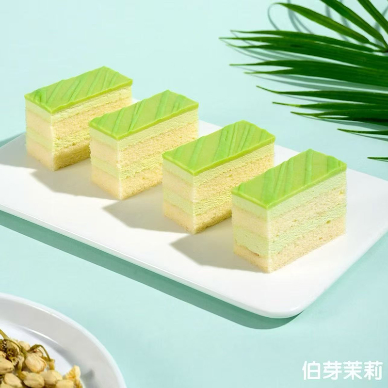 Маленький прямоугольный муссовый десерт