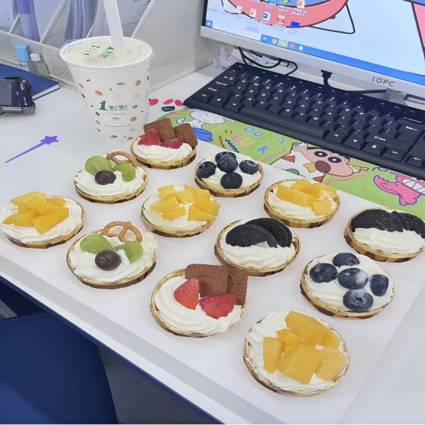 Детали раскрывают теплоту! Г-н Ван из компании ООО Шанхайское промышленно-торговое Лэйрвоиспользовал «маленькие пирожные» как средство для укрепления сплоченности в команде по внешней торговле.