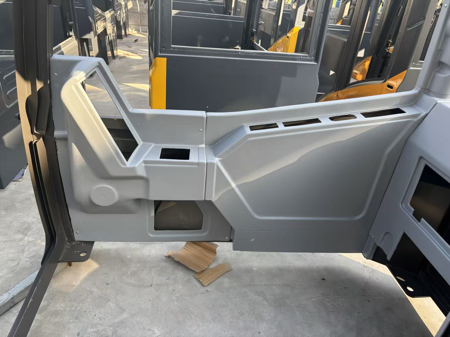 Вакуумная формовка деталей салона инженерных автомобилей