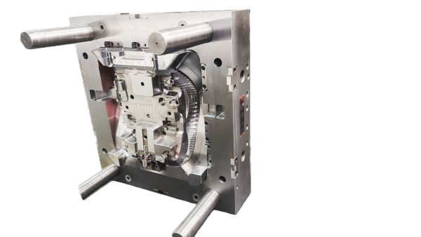 Решение от Xin Xiang: Полный цикл контроля от истока до верификации Когда проект зашел в тупик, нам представили компанию Xin Xiang Technology. Их технический подход, особенно их «Комплексное решение для продукта» (Complete Product Solution) для сложных пластиковых деталей, сразу же произвел впечатление. Сила Xin Xiang заключается в дальновидных технологических инвестициях и строгих процессах контроля качества: Предварительное моделирование течения расплава для прогнозирования рисков и точного контроля коробления: Xin Xiang интегрирует передовое программное обеспечение для CAE-анализа MoldEX3D на самой ранней стадии каждого проекта для проведения всестороннего анализа течения расплава в форме. Это выходит за рамки простого анализа заполнения и включает в себя полное моделирование процесса «Заполнение + Уплотнение + Коробление». Визуально прогнозируя поведение потока расплавленного пластика, неравномерную усадку при охлаждении и потенциальное коробление, которое может возникнуть, Xin Xiang может выявлять и решать потенциальные проблемы уже на этапе первоначального проектирования пресс-формы. Для нас это означало, что риски коробления изделия были сведены к минимуму еще до изготовления оснастки, что радикально сократило количество пробных отливок и сократило цикл разработки. Эта способность была продемонстрирована при разработке монтажного кронштейна, где Xin Xiang использовала анализ течения расплава для детального изучения времени заполнения, температуры фронта потока, линий сварки, давления заполнения, максимальной объемной усадки при уплотнении и общего смещения из-за коробления как для основной части, так и для защелок, гарантируя соответствие продукта всем спецификациям. Инновационная, нетрадиционная конструкция пресс-формы для преодоления сложной геометрии: Столкнувшись с проблемой глубоких ребер и нестандартных поднутрений в наших компонентах сиденья, техническая команда Xin Xiang продемонстрировала исключительную инновационность. Они не ограничиваются традиционными решениями, а создают продуманные, нетрадиционные конструкции пресс-форм на основе результатов CAE-моделирования и конкретных особенностей продукта. Например, в другом случае, связанном с верхней крышкой рулевой колонки автомобиля со сложными поднутрениями, затруднявшими извлечение, Xin Xiang успешно решила проблему, применив «механизм подъёмника с большим углом наклона». Такой подход, ориентированный на адаптацию конструкции под конкретную сложную геометрию, гарантирует, что пресс-форма точно воспроизводит дизайн изделия, предотвращает дефекты, вызванные ограничениями пресс-формы, и повышает вероятность успеха с первой пробной отливки. Контрольно-измерительная оснастка UCF для интерьера/экстерьера для обеспечения точности сборки: Контроль качества Xin Xiang распространяется не только на производственный процесс, но и на финальную стадию сборки. Они используют комбинированные контрольно-измерительные приборы UCF (Unit Check Fixture) для интерьера и экстерьера для проведения сборки и проверки продуктов. Эти профессиональные приборы имитируют реальные условия сборки, позволяя проводить строгий контроль размеров пластиковых деталей, геометрических допусков и точности подгонки. Это обеспечивает нам надежную гарантию качества, гарантируя, что каждая деталь, поставленная Xin Xiang, идеально сочетается с другими компонентами автомобиля, предотвращая доработки или простои на сборочной линии из-за несоответствия размеров. Xin Xiang явно включает «Проверку продукта» в свои услуги «под ключ», а в демонстрации оборудования упоминаются высокотехнологичные измерительные инструменты, такие как КИМ (координатно-измерительные машины), что дополнительно подтверждает ее возможности в области контроля качества.