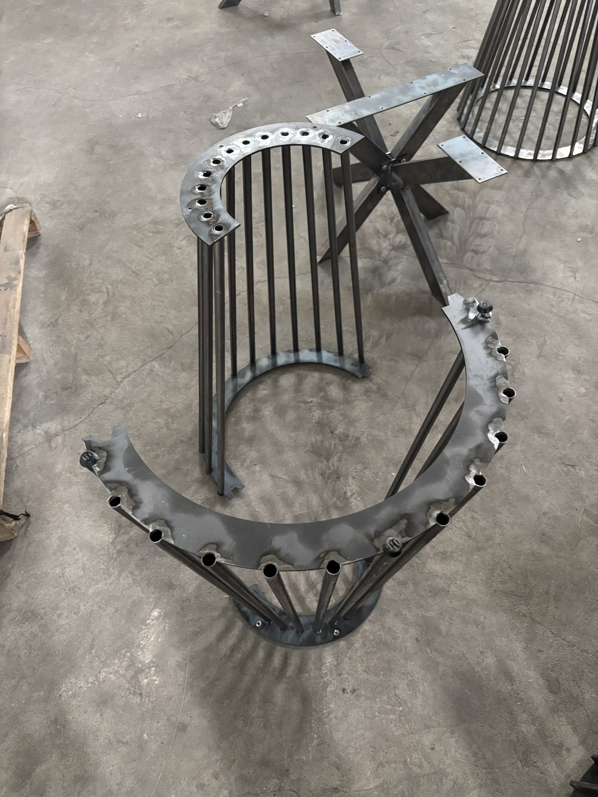 Halfmoon metal table base — как мы превратили сложную идею клиента в идеальное инженерное решение