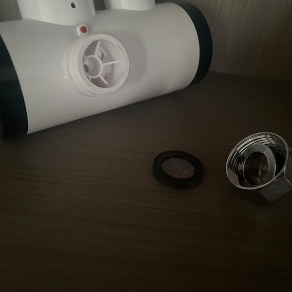 Компания Ningbo Zhenpin Electric Appliances & Trade Co., Ltd. оптимизирует процесс установки своей продукции благодаря тщательному мастерству, уделяя особое внимание боковым каналам подачи воды.