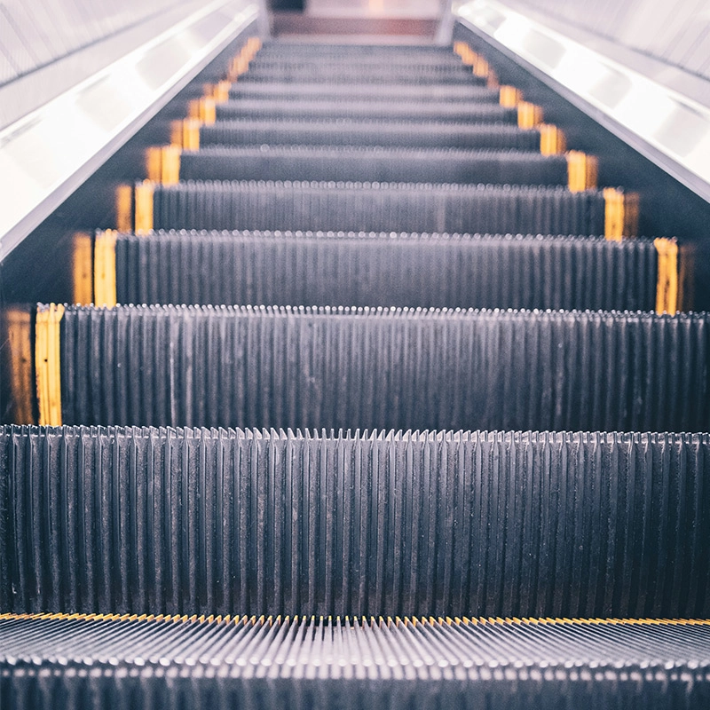 Разница между эскалаторами и движущимися дорожками