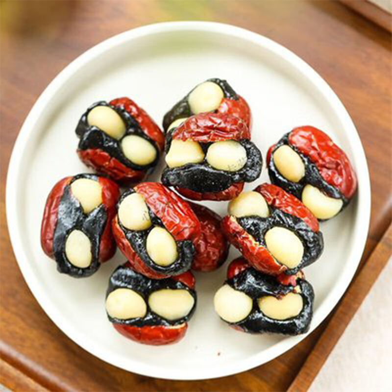 Красные финики с орехами макадамия