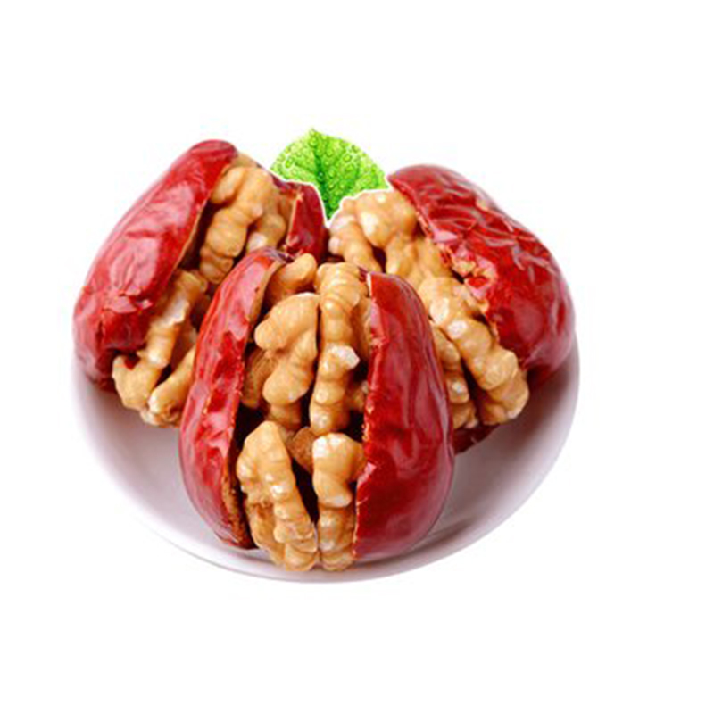 Красные финики с грецкими орехами