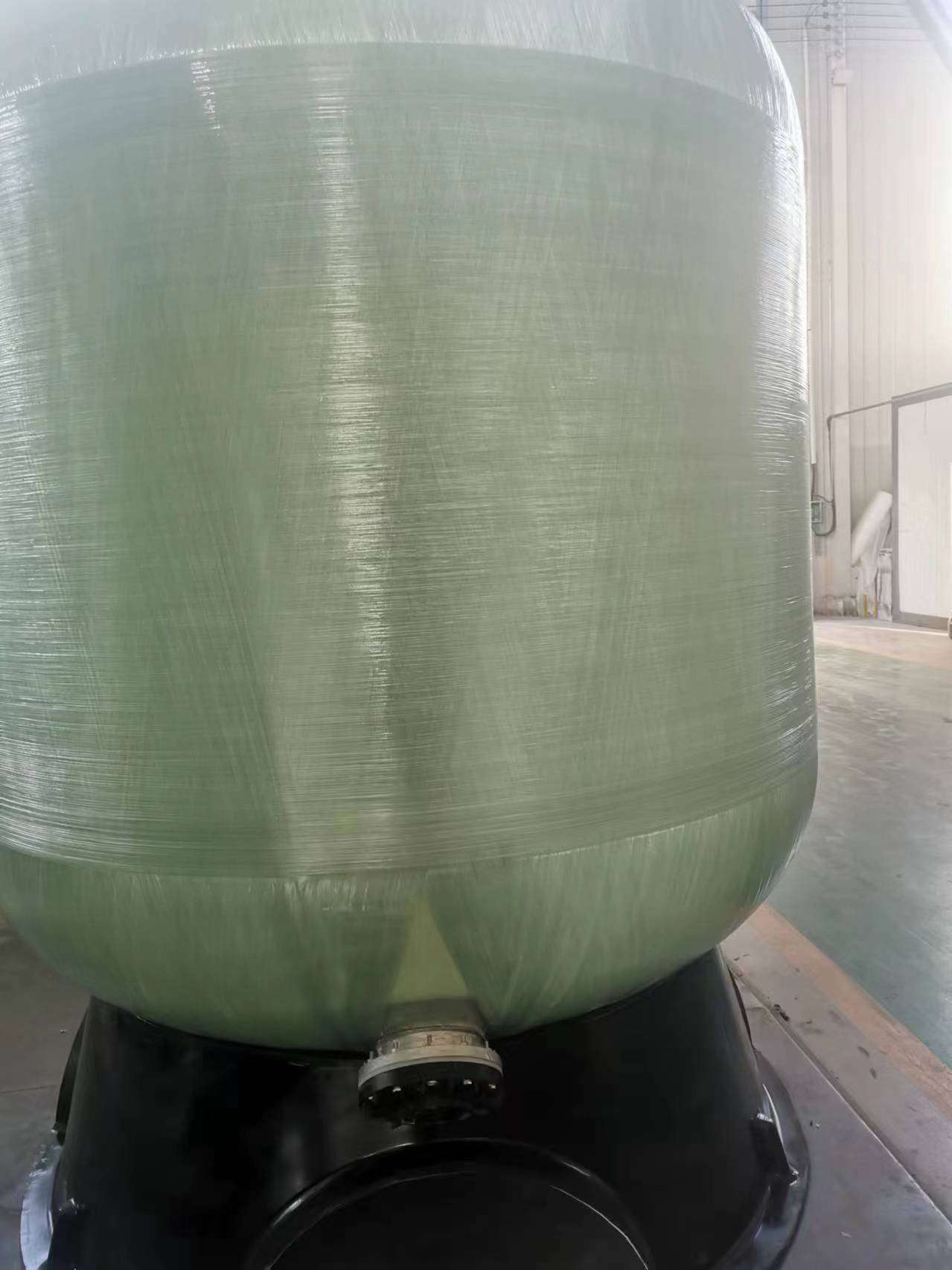 Заголовок: Стеклопластиковые резервуары в различных отраслях: универсальность и специализированные решения