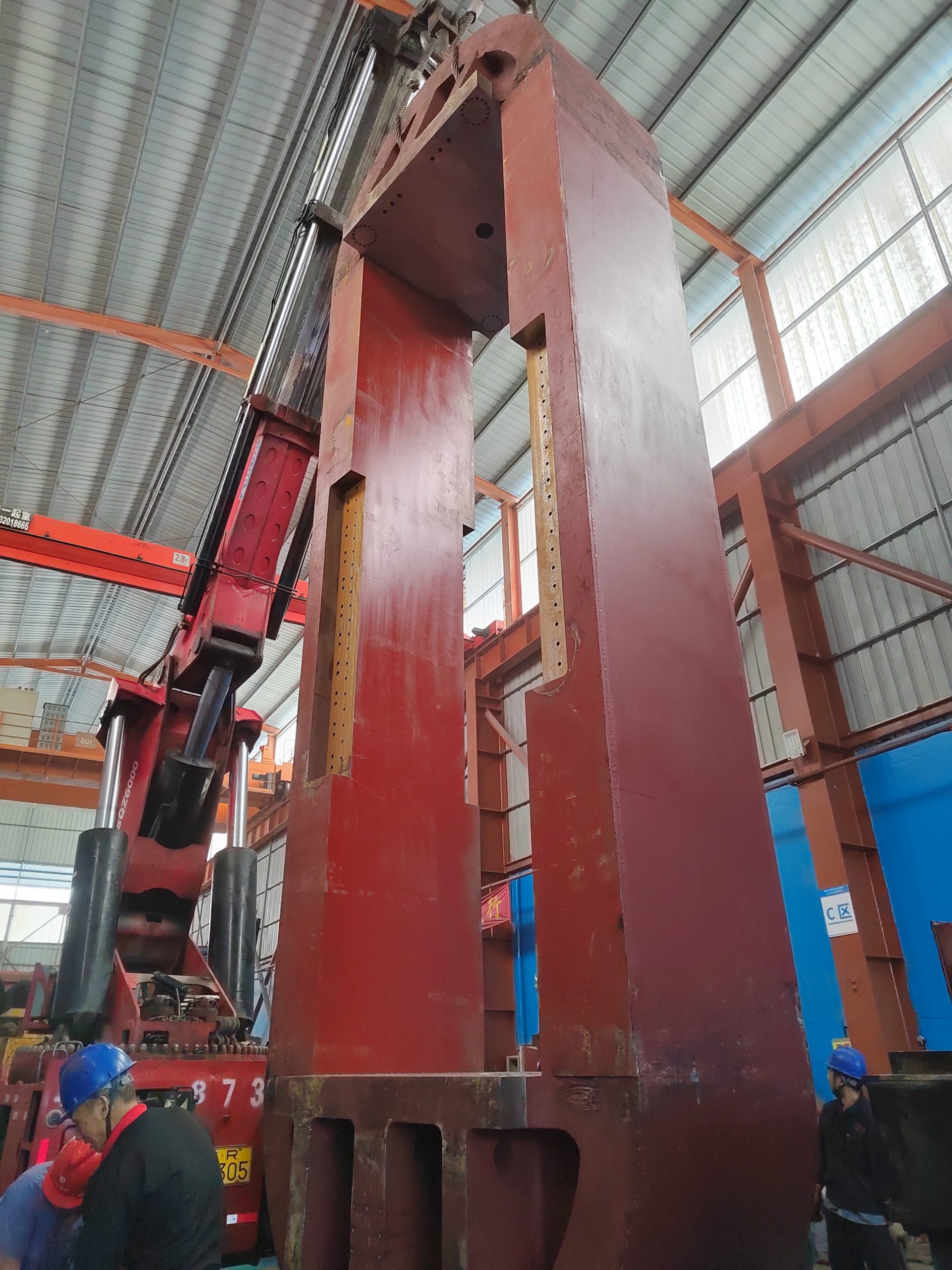 Крупногабаритный гидравлический пресс сверхвысокого давления для намотки стальной проволоки усилием 10 000 тонн;