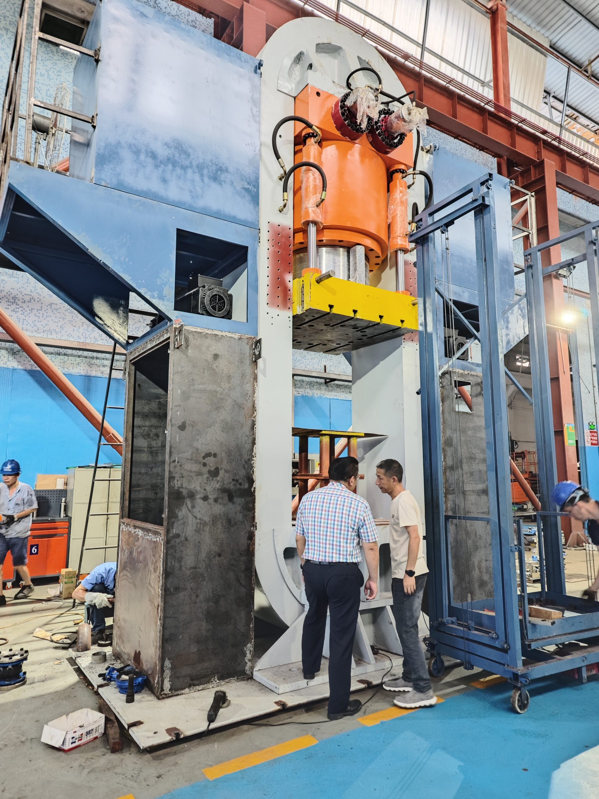 Профессор Чэнь из Нанкинского университета науки и технологий посетил Zhongshan Wanda Machinery, чтобы изучить пути технологических инноваций в области гидравлических прессов для намотки стальной проволоки сверхвысокого давления.