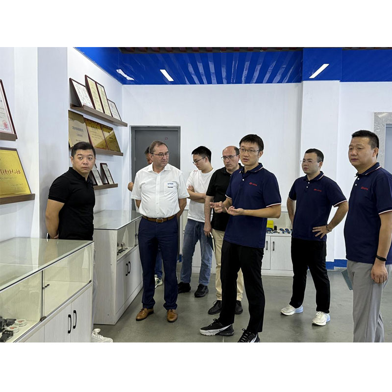 На сайт стекались гости из страны и из-за рубежа, а мощные возможности компании способствовали укреплению доверия и сотрудничества.