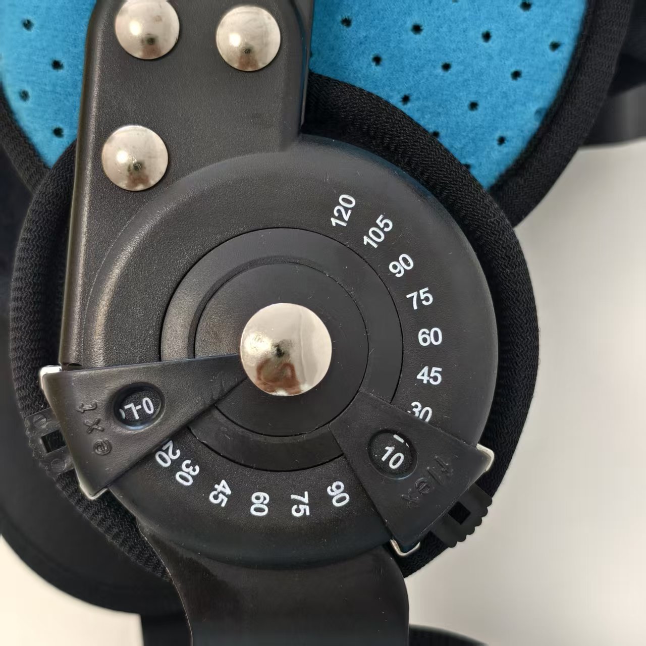 Шарнирный коленный ортез с контролем угла сгибания