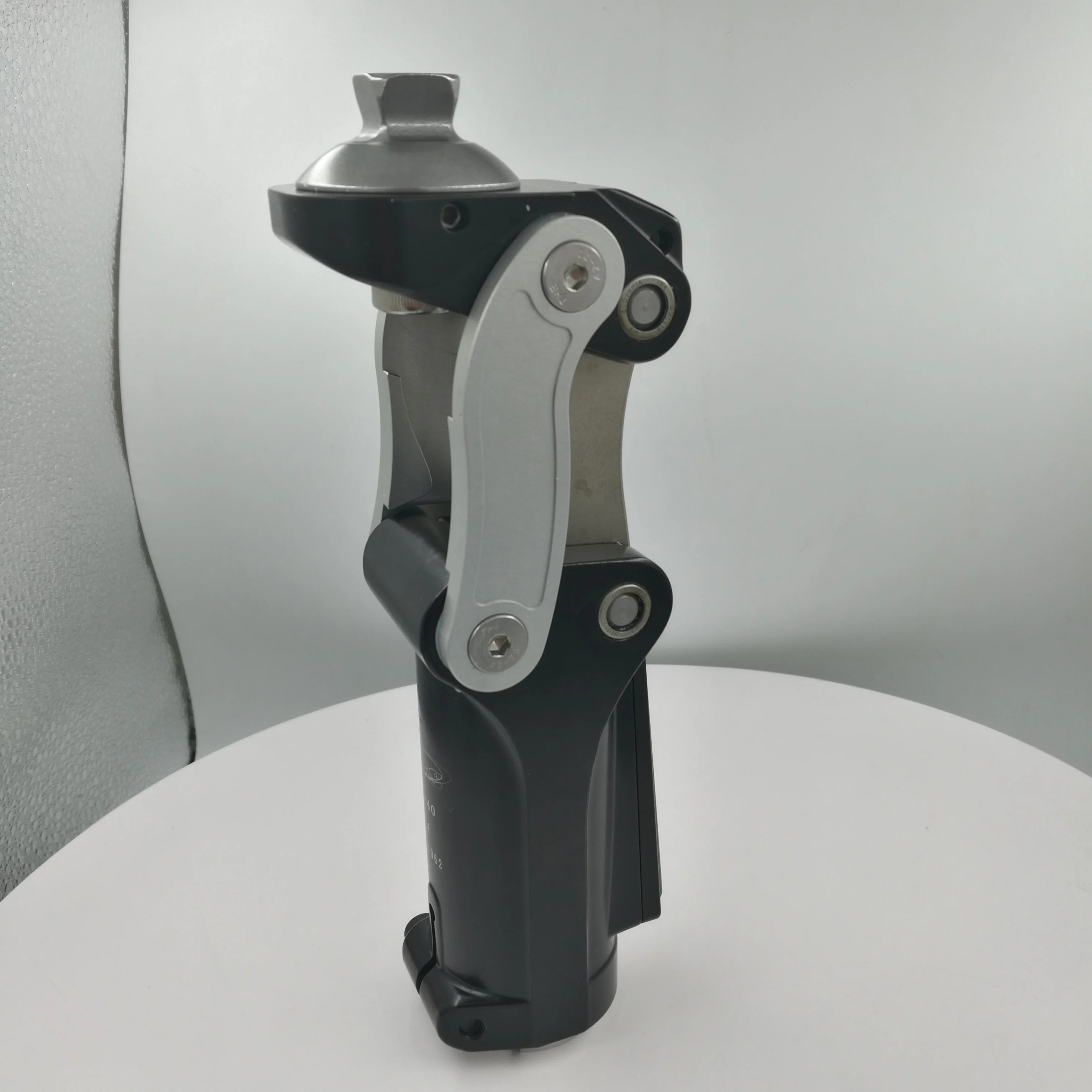 Коленный протезный сустав