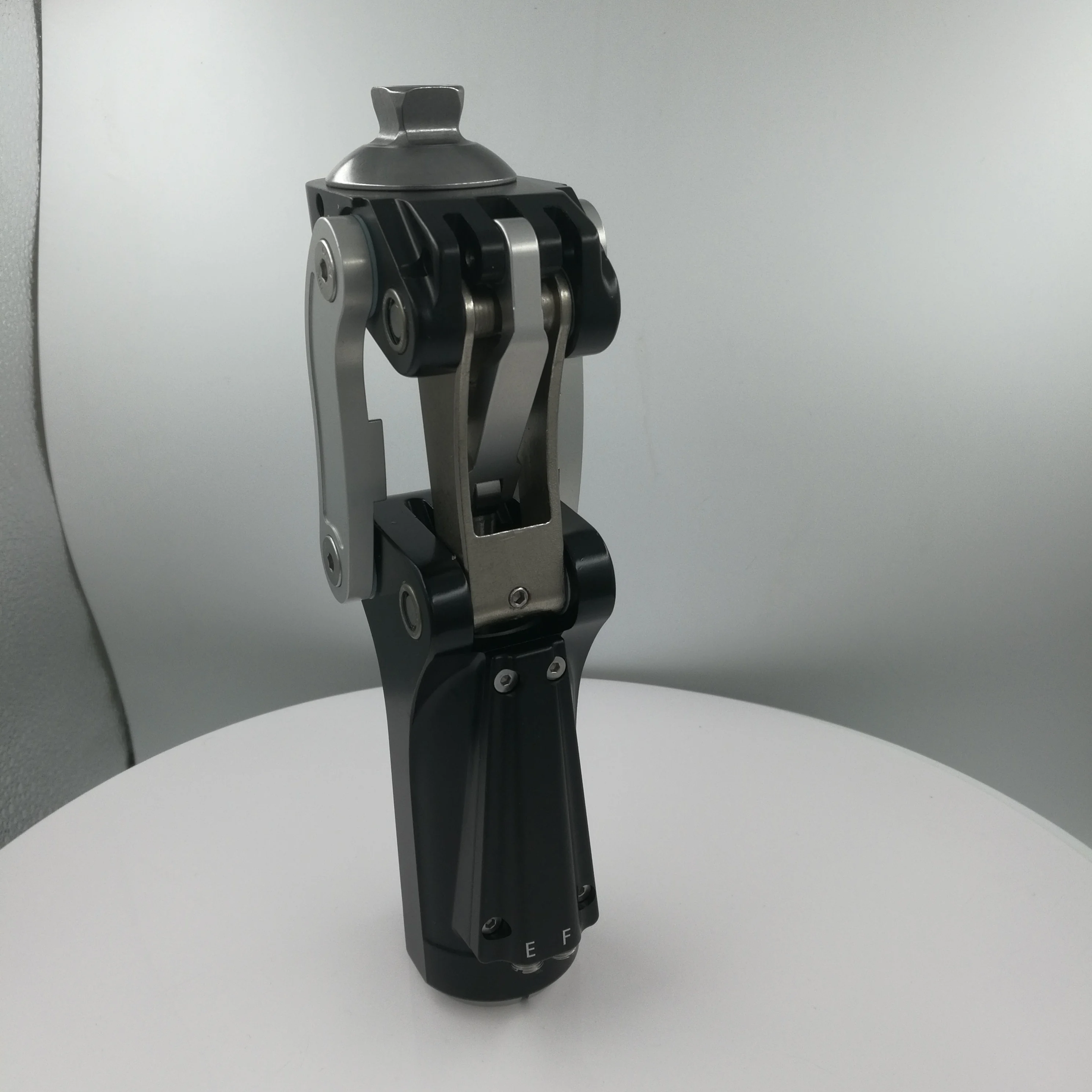 Коленный протезный сустав